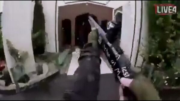Стоп-кадр из видео, снятого боевиком во время разворачивающейся атаки на мечеть в Крайстчерче, Новая Зеландия - Sputnik Казахстан