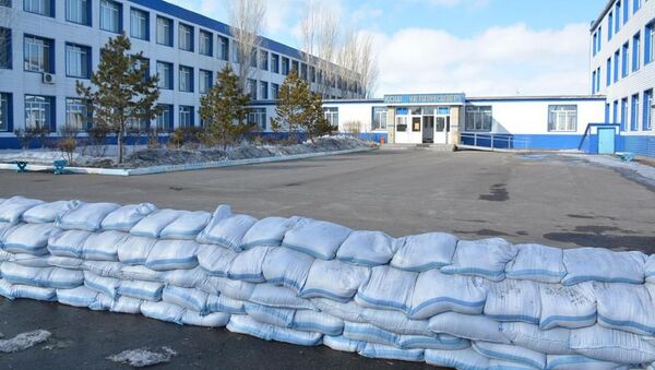 Подготовка к паводку возле школы в Атбасаре - Sputnik Казахстан