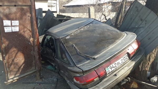 Автомобиль врезался в остановку - Sputnik Казахстан