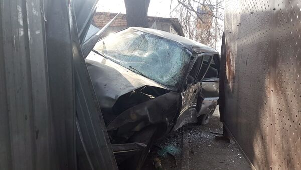 Авто врезалось в остановку - Sputnik Казахстан