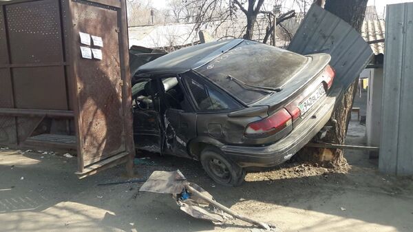 Автомобиль на скорости врезался в остановку в Алматы: есть погибшие - Sputnik Казахстан