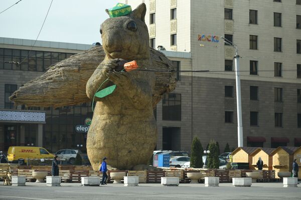 Белка в тюбетейке: знаменитый арт-объект Алматы обновили к Наурызу - Sputnik Казахстан