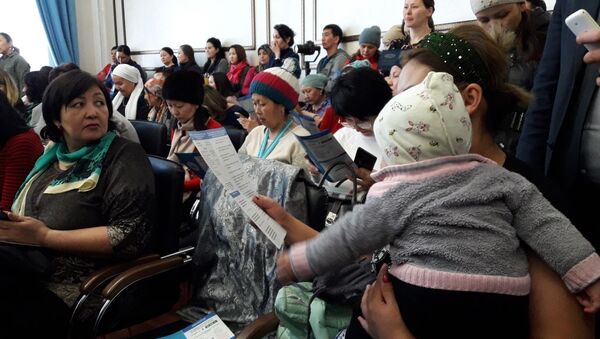 Встреча с многодетными матерями и матерями, которые воспитывают детей-инвалидов в офисе Нур Отан - Sputnik Қазақстан