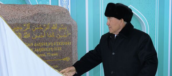 Нурсултан Назарбаев принял участие в церемонии закладки камня на месте строительства новой мечети Нурсултан Назарбаев принял участие в церемонии закладки камня на месте строительства новой мечети - Sputnik Казахстан
