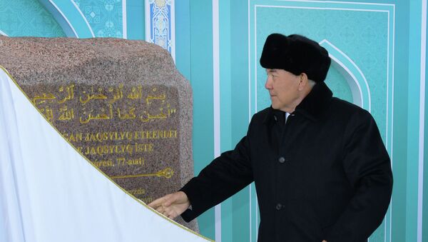 Нурсултан Назарбаев принял участие в церемонии закладки камня на месте строительства новой мечети - Sputnik Казахстан