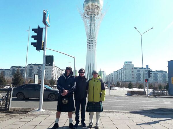 Горячие шотландцы гуляют в килтах при минусовой температуре в Астане Горячие шотландцы гуляют в килтах при минусовой температуре в Астане - Sputnik Казахстан