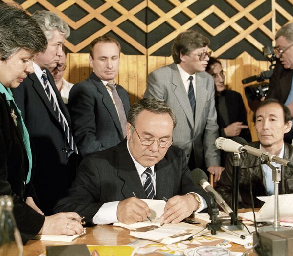 Нұрсұлтан Назарбаевтың өз кітабына қолтаңба қою сәті, 1991 жыл.   - Sputnik Қазақстан