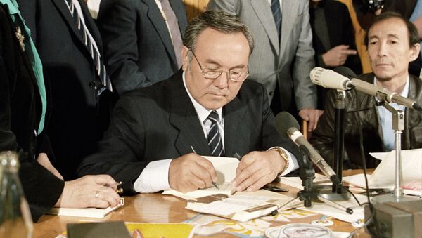 Президент Казахстана Нурсултан Назарбаев ставит автограф на своей новой книге Без правых и левых, 1991 год - Sputnik Қазақстан