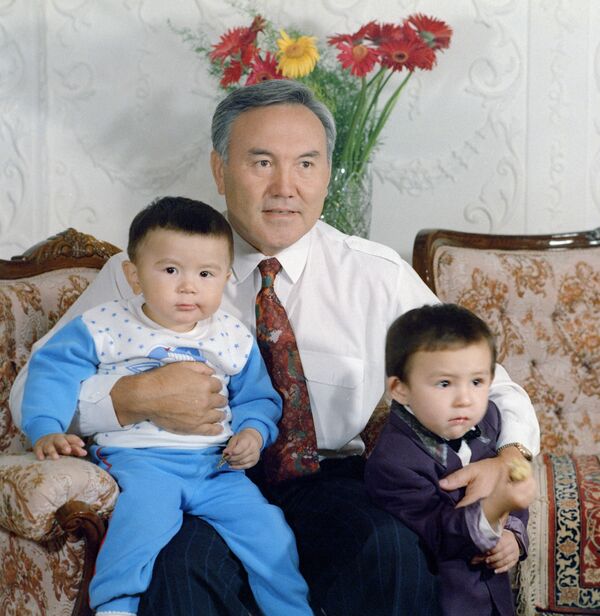 Президент Казахстана Нурсултан Абишевич Назарбаев со своими внуками, 1993 год - Sputnik Казахстан