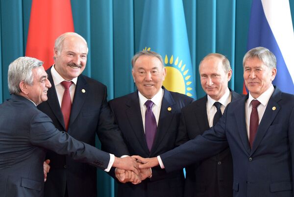 Совместное фотографирование глав государств-участников Высшего Евразийского экономического совета, 2015 год - Sputnik Казахстан