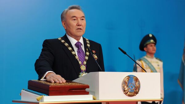Президент республики Казахстан Нурсултан Назарбаев произносит клятву по время торжественной церемонии инаугурации, 2011 год - Sputnik Казахстан