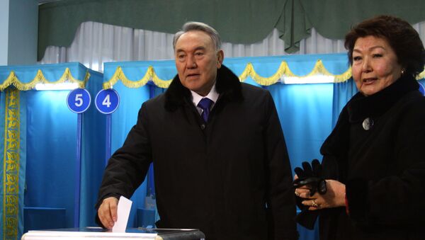 Президент Казахстана Нурсултан Назарбаев с супругой на избирательном участке принимают участие в голосовании, 2011 год - Sputnik Казахстан