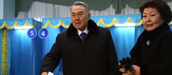 Президент Казахстана Нурсултан Назарбаев с супругой на избирательном участке принимают участие в голосовании, 2011 год Президент Казахстана Нурсултан Назарбаев с супругой на избирательном участке принимают участие в голосовании, 2011 год - Sputnik Казахстан