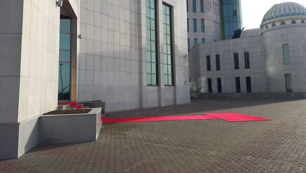 Вход в здание Мажилиса, где сегодня, 20 марта, пройдет совместное заседание  палат парламента - Sputnik Казахстан