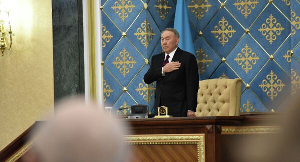 Нурсултан Назарбаев  во время исполнения гимна Казахстана - Sputnik Казахстан