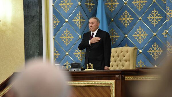 Нурсултан Назарбаев  во время исполнения гимна Казахстана - Sputnik Қазақстан