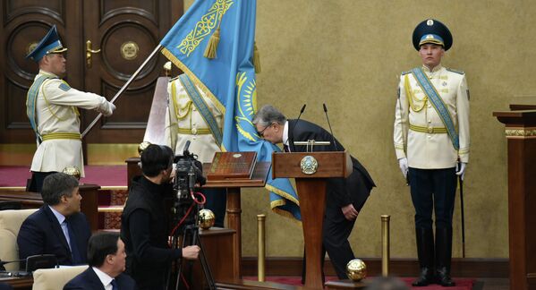 Касым-Жомарт Токаев целует знамя Казахстана в ходе принесения присяги президента - Sputnik Казахстан