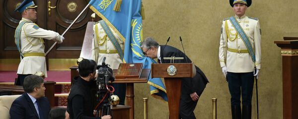 Касым-Жомарт Токаев целует знамя Казахстана в ходе принесения присяги президента Касым-Жомарт Токаев целует знамя Казахстана в ходе принесения присяги президента - Sputnik Казахстан
