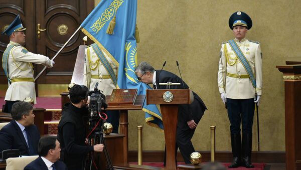 Касым-Жомарт Токаев целует знамя Казахстана в ходе принесения присяги президента - Sputnik Казахстан