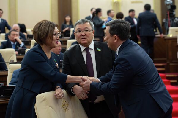 Депутаты перед совместным заседанием палат парламента - Sputnik Казахстан