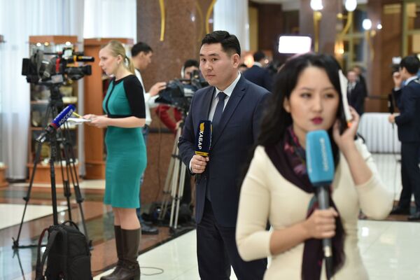 Журналисты перед началом церемонии принесения присяги выходят в прямой эфир - Sputnik Қазақстан