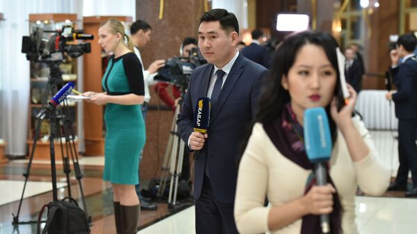 Журналисты перед началом церемонии принесения присяги выходят в прямой эфир - Sputnik Казахстан