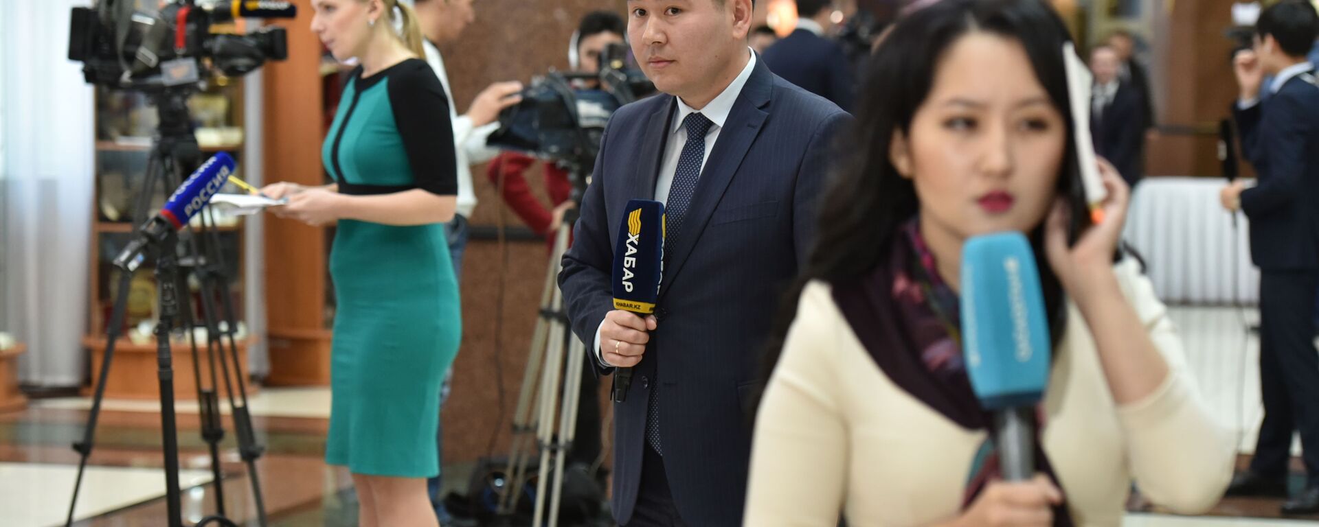 Журналисты перед началом церемонии принесения присяги выходят в прямой эфир - Sputnik Казахстан, 1920, 16.12.2022