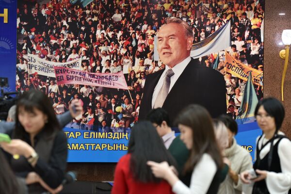 Портрет первого президента Нурсултана Назарбаева в фойе здания парламента - Sputnik Казахстан