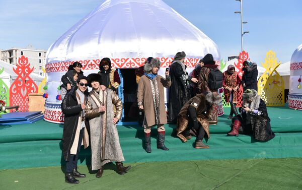 Артисты в ожидании начала празднования Наурыза - Sputnik Казахстан