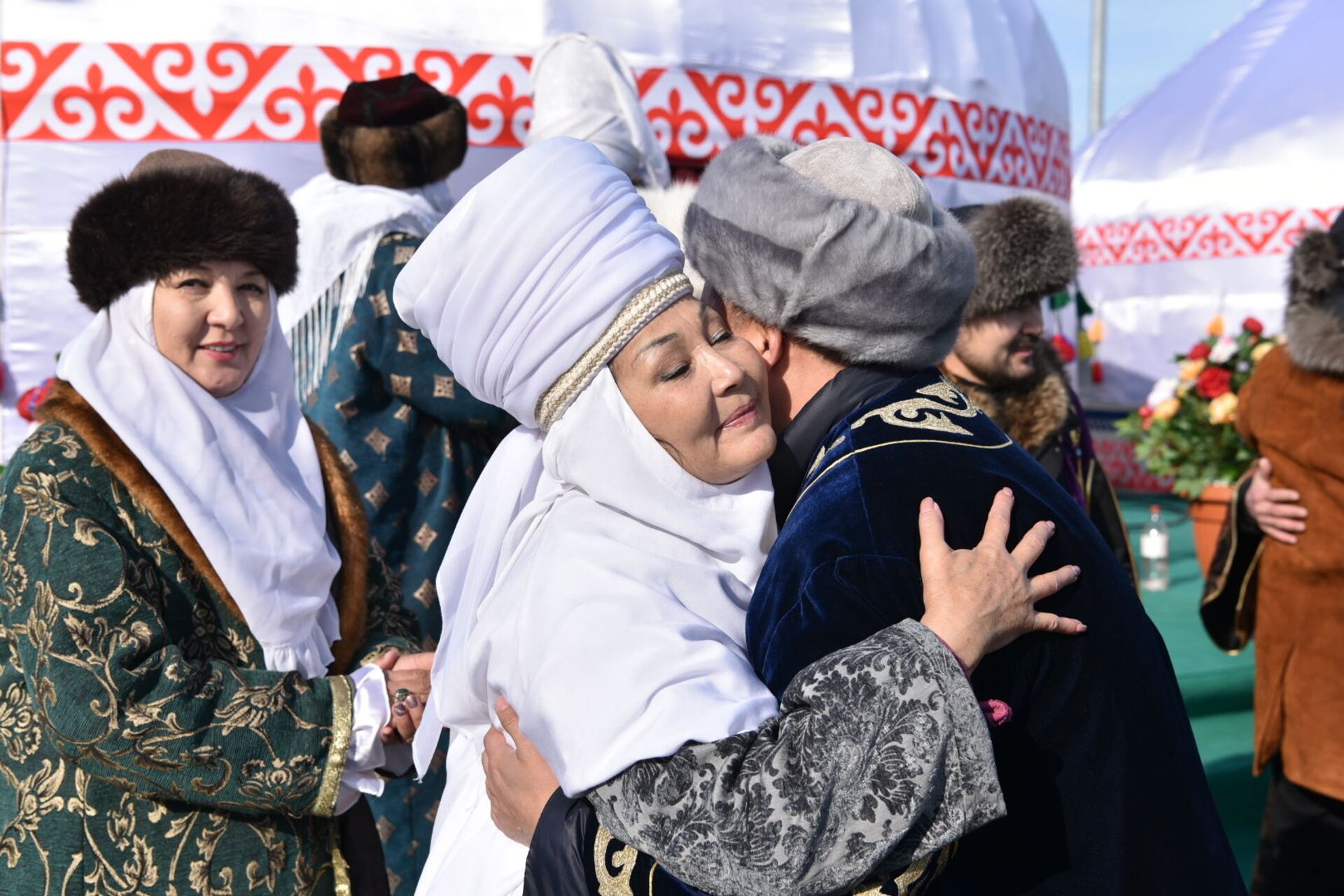 Люди обнимаются и приветствуют друг друга в праздник Наурыз - Sputnik Казахстан, 1920, 13.03.2024