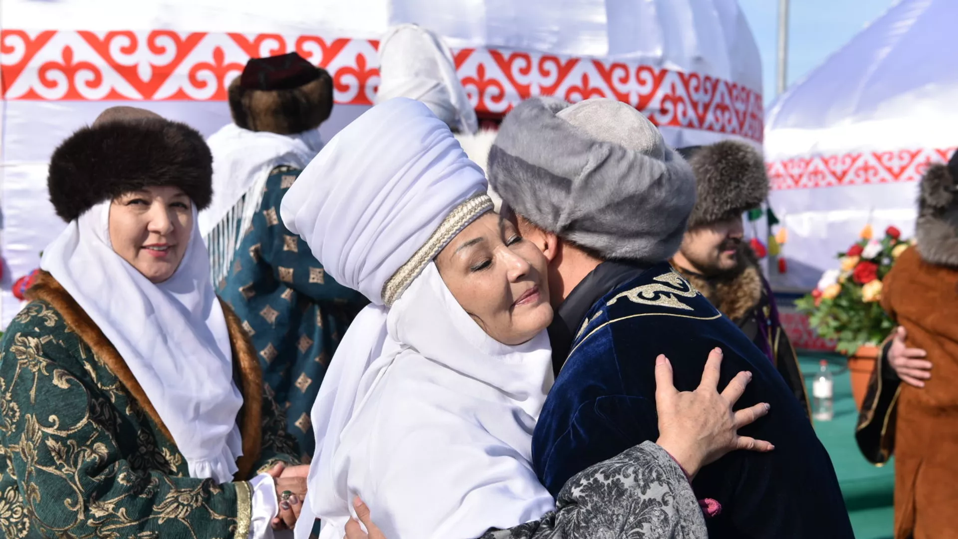 Люди обнимаются и приветствуют друг друга в праздник Наурыз - Sputnik Казахстан, 1920, 08.02.2022