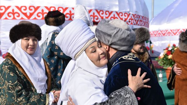 Люди обнимаются и приветствуют друг друга в праздник Наурыз - Sputnik Казахстан