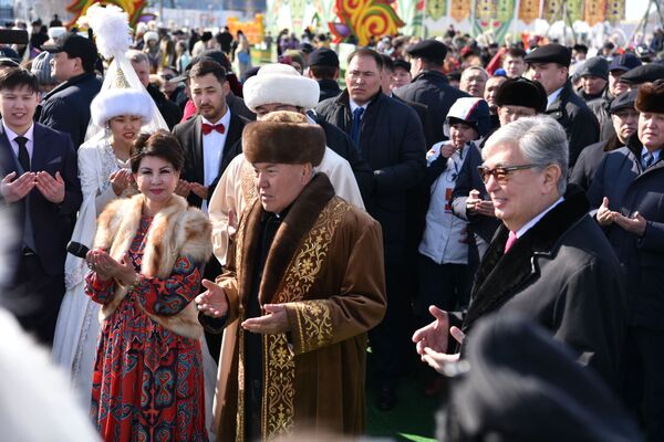 Первый президент Казахстана Нурсултан Назарбаев благословил молодые пары, которые поженились в день Наурыза - Sputnik Казахстан