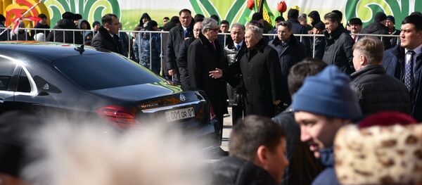 Нурсултан Назарбаев прибыл на автомобиле Maybach - Sputnik Казахстан