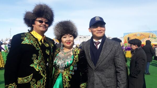Непобежденный казахстанский боксер Канат Ислам (справа) приехал на Наурыз в столицу - Sputnik Казахстан