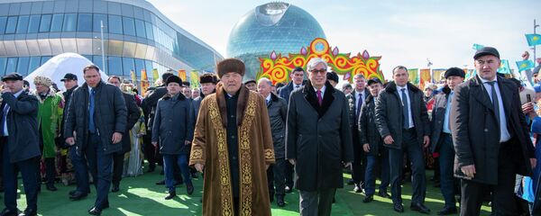 Первый президент Казахстана Нурсултан Назарбаев и действующий глава государства Касым-Жомарт Токаев на праздновании Наурыза Первый президент Казахстана Нурсултан Назарбаев и действующий глава государства Касым-Жомарт Токаев на праздновании Наурыза - Sputnik Казахстан
