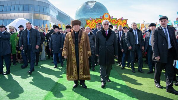 Первый президент Казахстана Нурсултан Назарбаев и действующий глава государства Касым-Жомарт Токаев на праздновании Наурыза - Sputnik Қазақстан