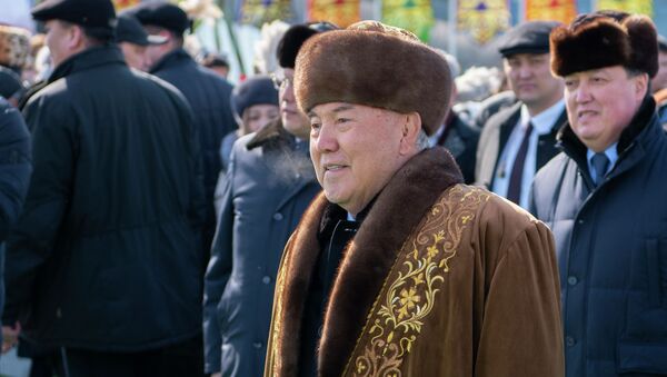 Первый президент Казахстана Нурсултан Назарбаев появился на празднике в чапане - Sputnik Казахстан