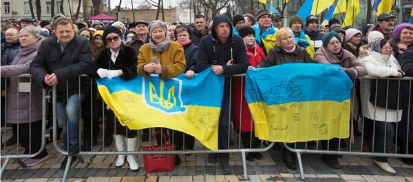 Люди слушают предвыборную речь президента Украины Петра Порошенко - Sputnik Казахстан