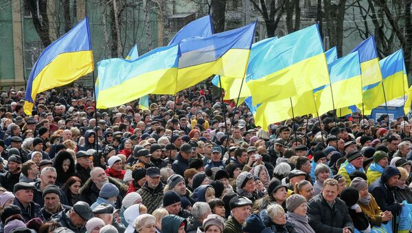 Люди в флагами Украины - Sputnik Қазақстан