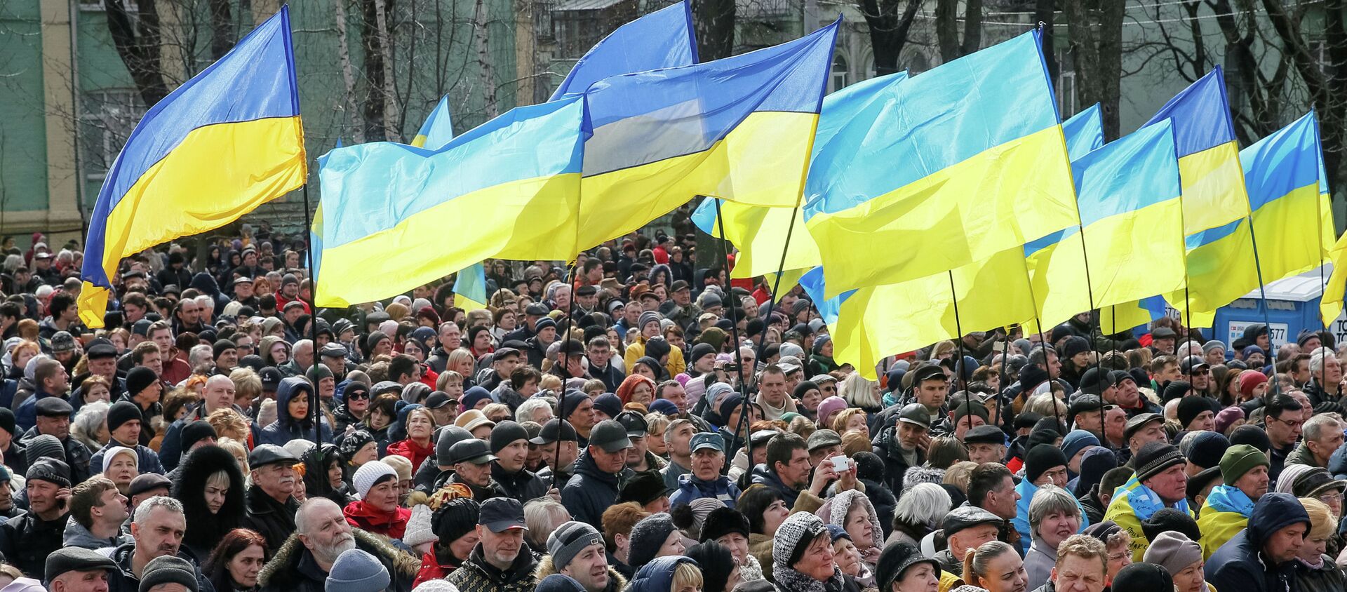 Люди в флагами Украины - Sputnik Қазақстан, 1920, 08.11.2021