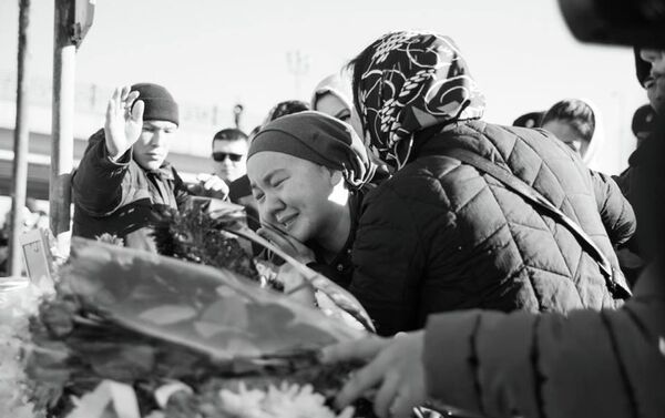 Жители Атырау возложили цветы на месте, где, спасая женщину, утонул 25-летний сержант полиции Шалкар Акымбеков - Sputnik Казахстан
