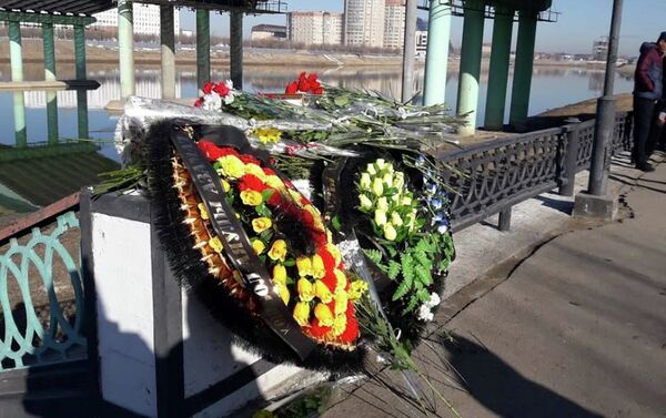 Жители Атырау возложили цветы на месте, где, спасая женщину, утонул 25-летний сержант полиции Шалкар Акымбеков - Sputnik Казахстан