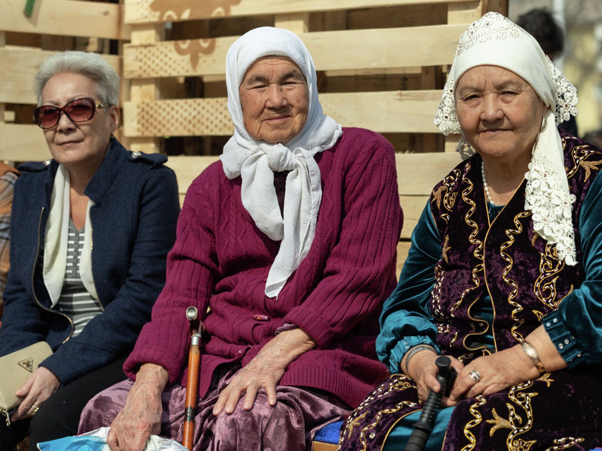 Пенсия 1999 году. Казахская бабушка. Пожилой казах. Пенсионеры Казахстана. Пенсионеры Узбекистана.
