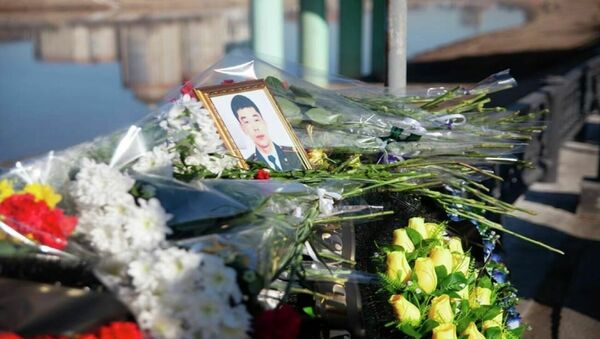Жители Атырау возложили цветы на месте, где, спасая женщину, утонул 25-летний сержант полиции Шалхар Акымгалиев - Sputnik Казахстан