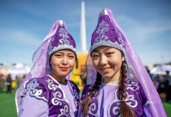 Девушки в национальном костюме во время празднования Наурыза на территории Астана Экспо, Казахстан - Sputnik Казахстан