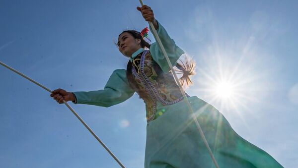 Девушка в национальном костюме во время празднования Навруза на территории Астана Экспо - Sputnik Казахстан