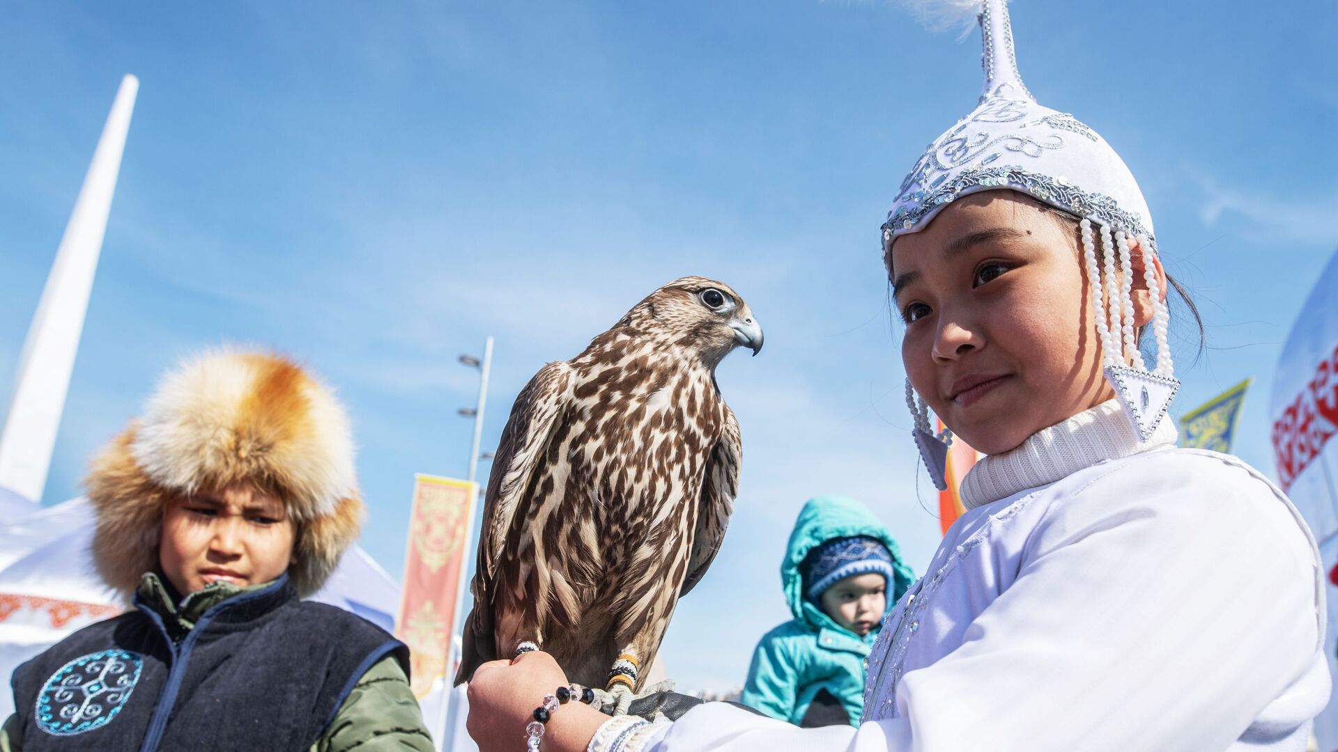 Девочка в национальном костюме держит сокола во время празднования Навруза на территории Астана Экспо Девочка в национальном костюме держит сокола во время празднования Навруза на территории Астана Экспо - Sputnik Казахстан, 1920, 17.03.2021