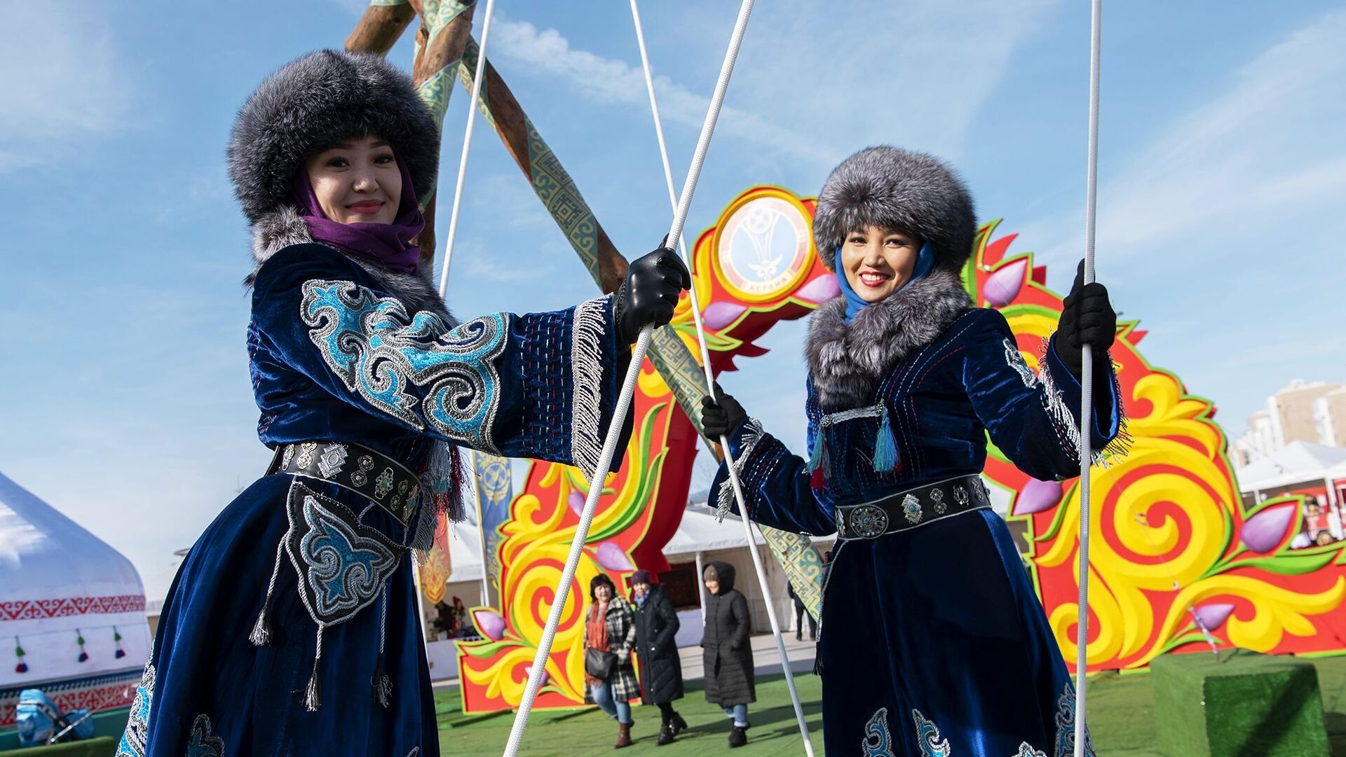Девушки в национальных костюмах во время празднования Наурыза на территории Астана Экспо - Sputnik Қазақстан, 1920, 12.10.2021