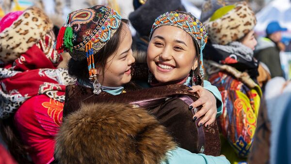 Девушки в национальных костюмах во время празднования Наурыза на территории Астана Экспо, Казахстан - Sputnik Қазақстан
